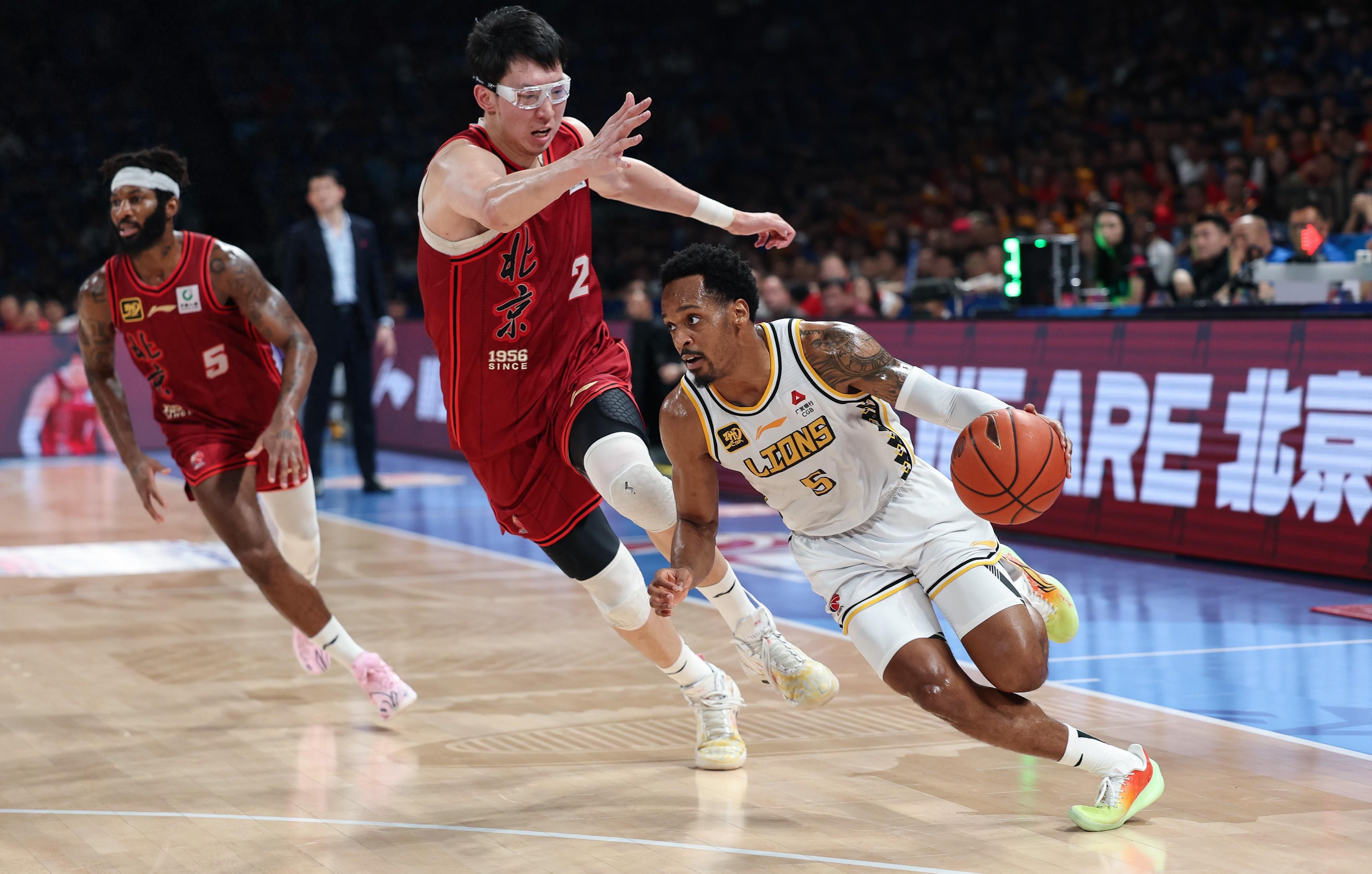 广厦男篮训练开放日，冲刺阶段止住颓势引欢呼，英超在即，控场能力受关注的简单介绍