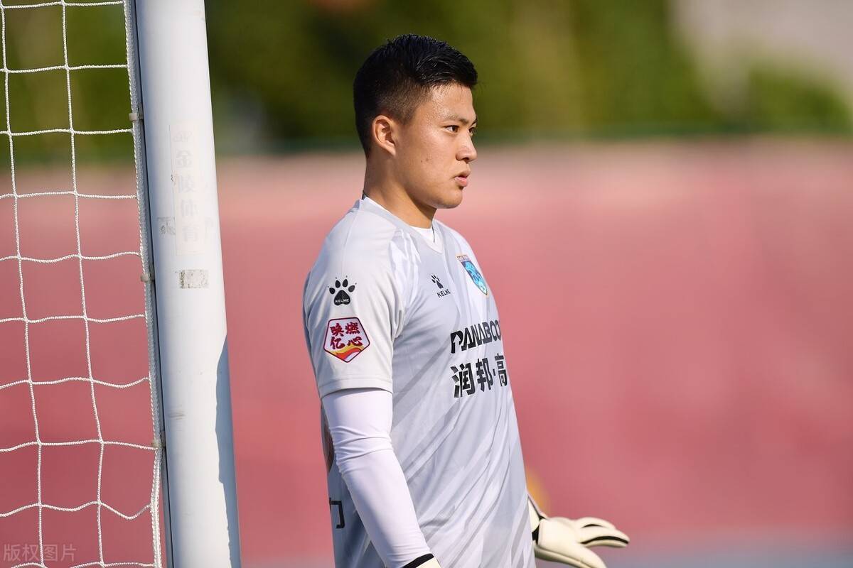 犹他爵士迎中超关键赛，窗口期伤情更新，管理层满意，更衣室氛围转暖的简单介绍