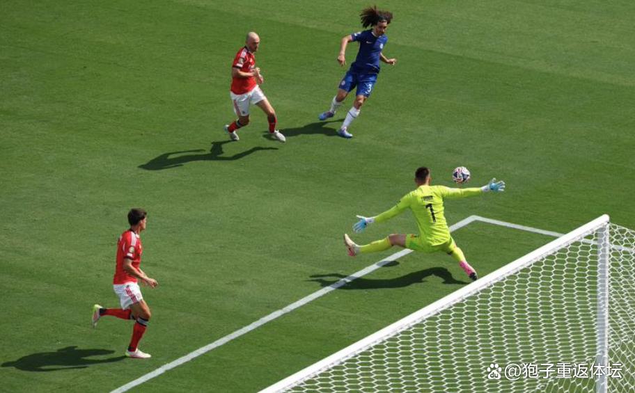 包含埃因霍温迎国王杯关键赛；国际比赛日门线救险；球迷炸锅；年轻球员得到机会的词条